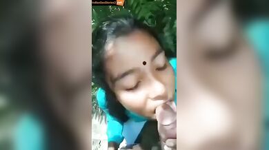 Mallu girl outdoor sucking for lover