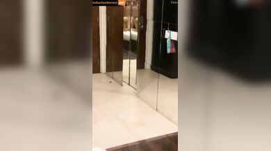 Big gaand Punjabi bhabhi doggy fucking mirror selfie