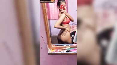 Desi tiktok girl showing boobs and gaand