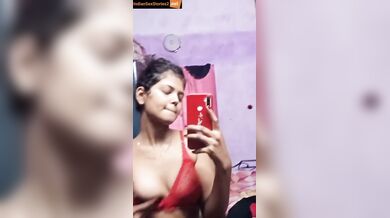 Desi tiktok girl showing boobs and gaand