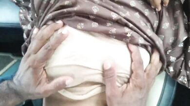 Highway callgirl aunty boobs pressing in car