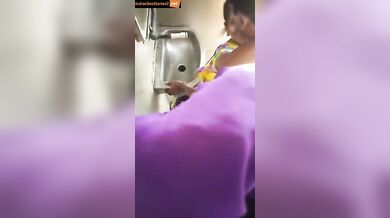 Bhabhi quickie sex mms in train toilet
