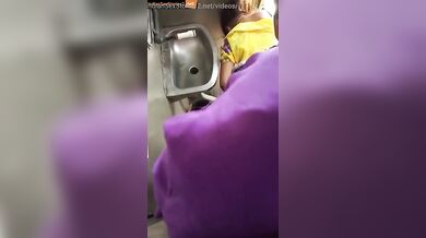 Bhabhi quickie sex mms in train toilet