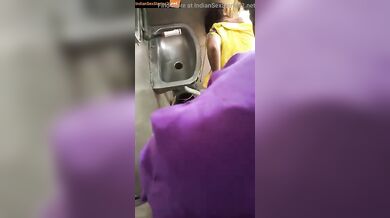 Bhabhi quickie sex mms in train toilet