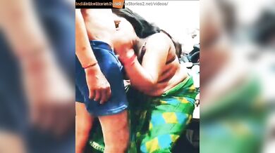 Very chudakkad desi aunty eats young cock!