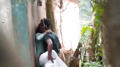 Desi spy cam video of Indian college girl’s outdoor fuck