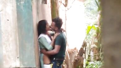 Desi spy cam video of Indian college girl’s outdoor fuck