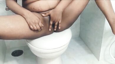 Sexy gujarati milf solo pussy fingering bathroom mms