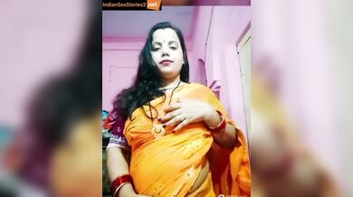 Sexy webcam aunty showing her chut in live show