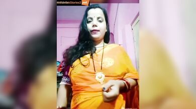 Sexy webcam aunty showing her chut in live show