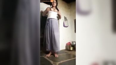 Desi maal showing her dehati chut in live video call