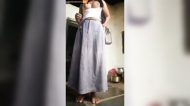 Desi maal showing her dehati chut in live video call