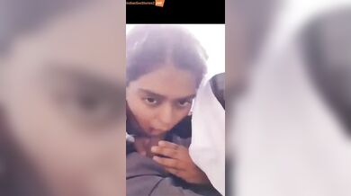 Mumbai college girl sucks boyfriend in heavy traffic