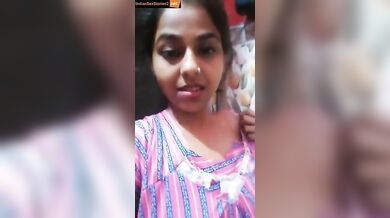 Full hot webcam Bhabhi showing naked boobs and chut