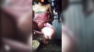 Poor oriya girl showing pussy while taking bath