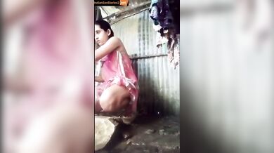Poor oriya girl showing pussy while taking bath