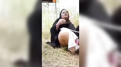 Chubby Pakistani milf outdoor sucking and cock riding MMS