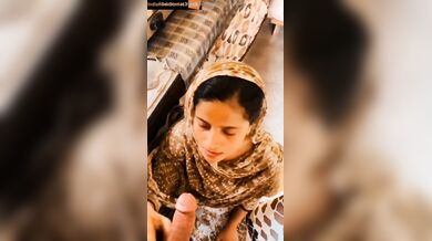 Shy desi housewife playing with lund!