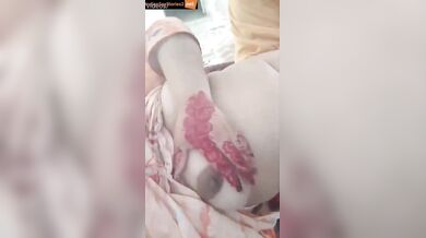 Pakistani pathan aunty showing her boobs and fuddi in selfie