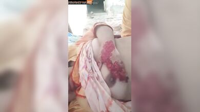 Pakistani pathan aunty showing her boobs and fuddi in selfie