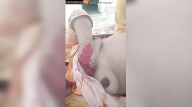 Pakistani pathan aunty showing her boobs and fuddi in selfie