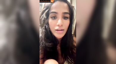 Nude model poonam pandey showing her pussy