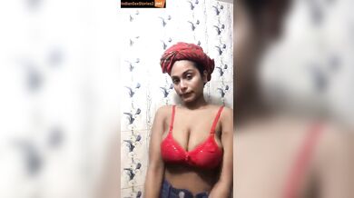 Bathing bhabhi showing her kali choot!