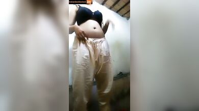 Young Indian girl desi pussy and boobs showing video call