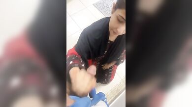 Hot pakistani kamwali lund massage and blowjob MMS