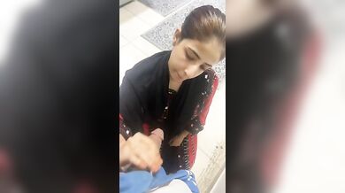 Hot pakistani kamwali lund massage and blowjob MMS