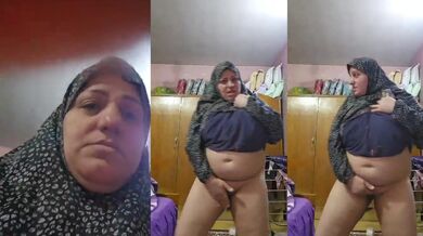 Mature baloch housewife showing both her holes!