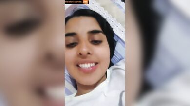 Viral girl playing with her pussy and showing in video