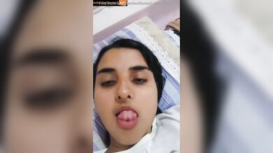 Viral girl playing with her pussy and showing in video