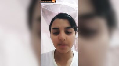 Viral girl playing with her pussy and showing in video