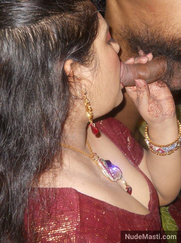 Sexy Indian bhabhi gives bj