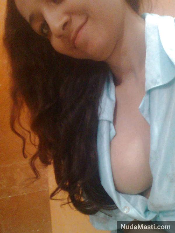 Sexy desi college girl boob pic