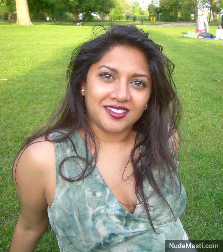 hot mumbai call center girl chilling pic