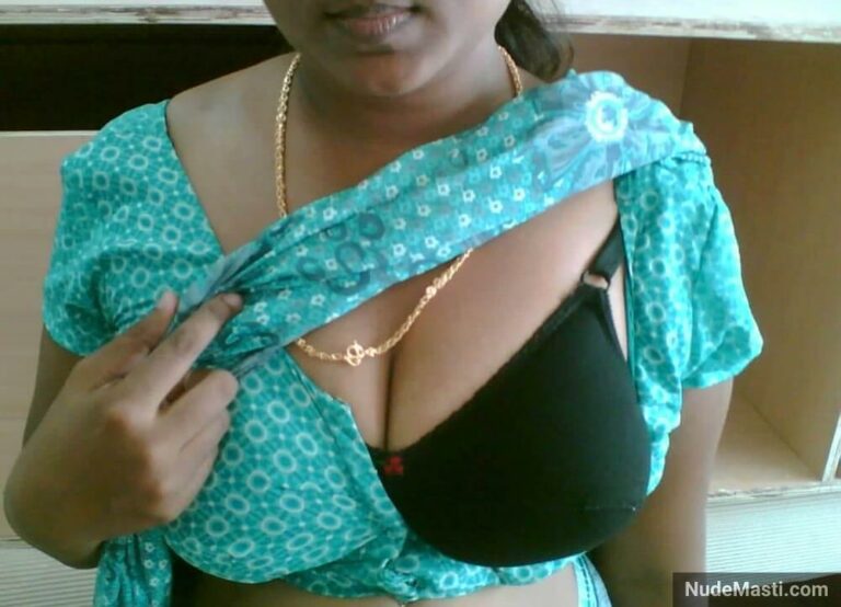 tamil married woman showing her big boobs in bra