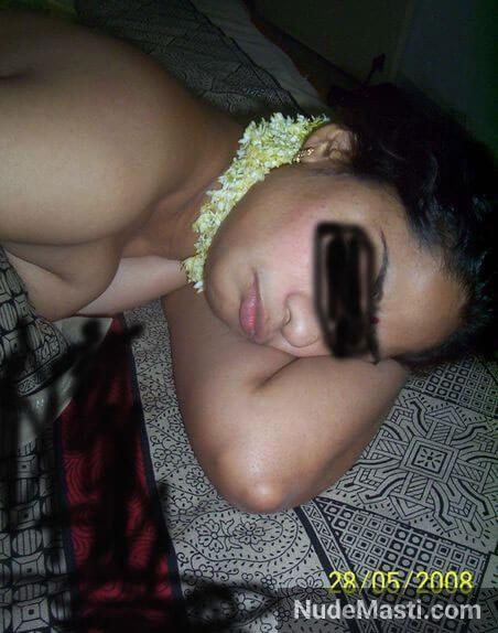 nude kerala aunty lying on bed