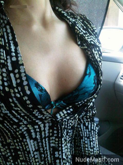 sexy college chick cleavage