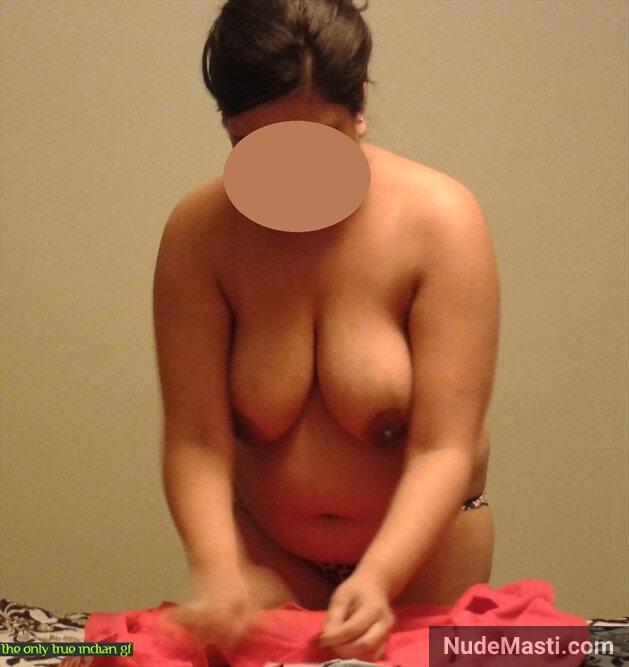 busty indian aunty changing clothes