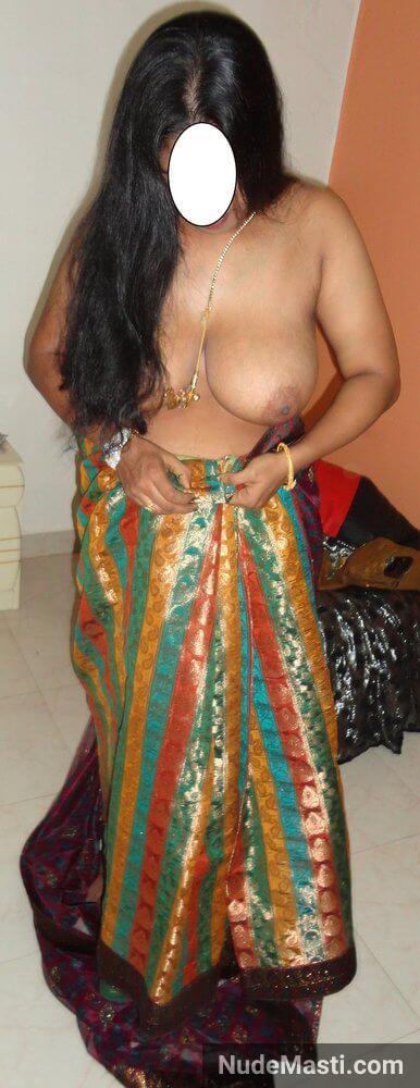mature desi aunty wearing saree exposing huge boobs