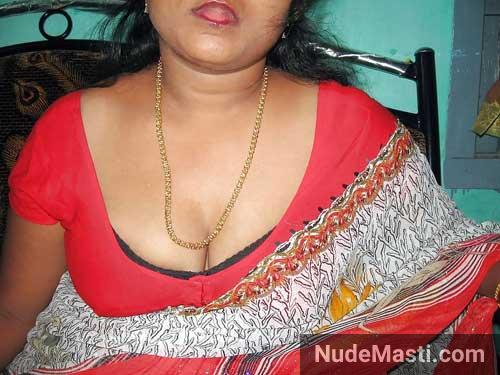 hot Indian deep cleavage of mallu aunty