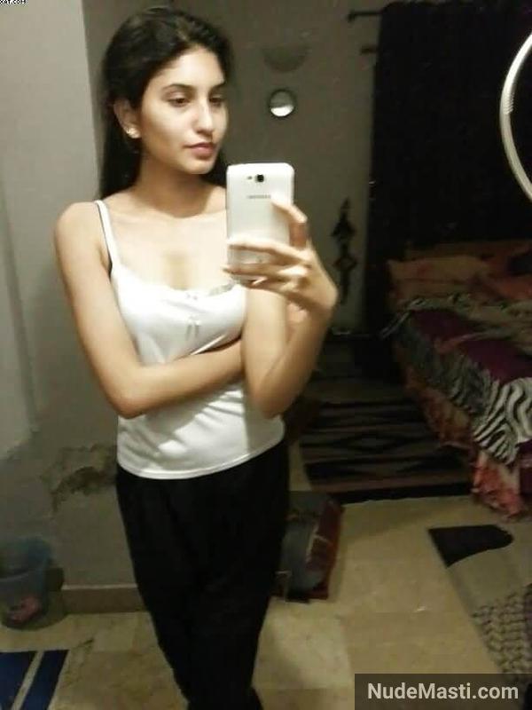 Beautiful Gurgaon selfie with cleavage show