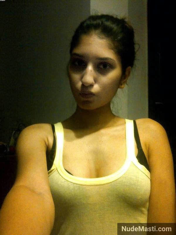 Sexy Gurgaon wife in tight outfit